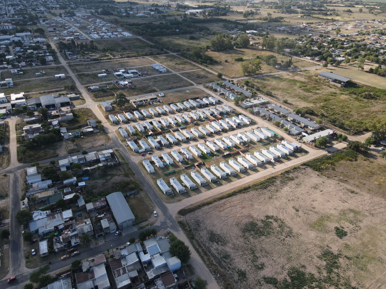 75 viviendas en simultaneo: Barrio Valacco, Salto.